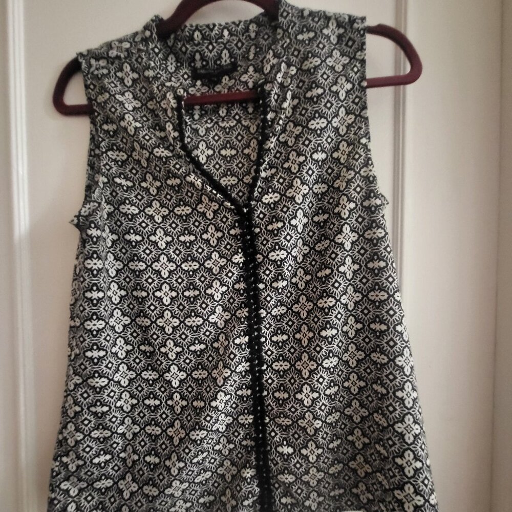 Banana Republic Black & White Geometric Eyelet Sleeveless V-Neck Top - XS